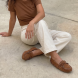 Mocasines de la marca Itse, modelo MACARENA. Elaborados en ante color camel con detalle corrugado en punta y flecos a los costados. Además de tachuelas plateadas y lazo en la pala. Interior en piel color camel. Suela de goma plana. Mocasines Itse MACARENA son un complemento clásico, e ideal para la comodidad de tu día a día!