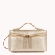 Bolso pequeño tipo caja de la marca Lancaster, modelo Milano Trésor está confeccionado en piel de vacuno granulada color oro. Cuenta con un doble bolsillo trasero simple, así como con un bolsillo interior con cremallera. Se lleva principalmente cruzado, pero también puede llevarse en la mano o al hombro. Bolso Lancaster Milano Trésor ideal para esta temporada! Medidas: alto 12cm y ancho 21cm.