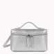 Bolso pequeño tipo caja de la marca Lancaster, modelo Milano Trésor está confeccionado en piel de vacuno granulada color plata. Cuenta con un doble bolsillo trasero simple, así como con un bolsillo interior con cremallera. Se lleva principalmente cruzado, pero también puede llevarse en la mano o al hombro. Bolso Lancaster Milano Trésor ideal para esta temporada! Medidas: alto 12cm y ancho 21cm.
