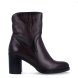Los botines MJUS LEONELLA destacan por su diseño clásico y versátil, perfectos para completar cualquier look de diario. Están confeccionados en piel de color burdeos con un elegante acabado liso, que aporta un estilo atemporal y fácil de combinar.Incorporan un tacón de 6 cm, que ofrece la altura ideal sin renunciar a la comodidad y la estabilidad en cada paso. Además, cuentan con cierre de cremallera, facilitando un ajuste cómodo y práctico. Los MJUS LEONELLA son el complemento perfecto para el día a día, combinando calidad, confort y un diseño sofisticado.