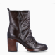 Los botines MJUS GUNDY destacan por su diseño clásico y versátil, perfectos para completar cualquier look de diario. Están confeccionados en piel color marrón con un elegante acabado corrugado, que aporta un estilo atemporal y fácil de combinar. Incorporan un tacón de 6 cm, que ofrece la altura ideal sin renunciar a la comodidad y la estabilidad en cada paso. Además, cuentan con cierre de cremallera, facilitando un ajuste cómodo y práctico.Los MJUS GUNDY son el complemento perfecto para el día a día, combinando calidad, confort y un diseño sofisticado.