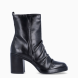 Los botines MJUS GUNDY destacan por su diseño clásico y versátil, perfectos para completar cualquier look de diario. Están confeccionados en piel color negro con un elegante acabado corrugado, que aporta un estilo atemporal y fácil de combinar. Incorporan un tacón de 6 cm, que ofrece la altura ideal sin renunciar a la comodidad y la estabilidad en cada paso. Además, cuentan con cierre de cremallera, facilitando un ajuste cómodo y práctico.Los MJUS GUNDY son el complemento perfecto para el día a día, combinando calidad, confort y un diseño sofisticado.