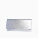 Bolso tipo cartera de la marca Munné, modelo KINGSTON. Exterior de la cartera de piel de color plata. Bolso con solapa tipo sobre con cierre de botón metálico. Medidas de 28 cm x 14 cm x 2,5 cm. El bolso tipo cartera de fiesta contine una cadena corta en el interior para colgar, y dispone de bolsillo interior con cremallera. Modelo KINSGSTON Ideal para todos tus looks de fiesta, así como para el día a día.