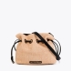 Elegante bombonera de la marca Lola Casademunt, modelo BOMBAY. Bolso elaborado con efecto rafia combinada con detalles de efecto piel. Diseño con cierre ajustable y asa larga en piel sintética para mayor comodidad. Bolso Lola Casademunt, BOMBAY, es ideal para el día a día con un toque de sofisticación veraniega. Medidas: alto 28cm y ancho 35cm.