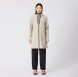 Chubasquero impermeable de mujer de la marca Tanta, modelo NUOVOLA. El impermeable Nuovola está confeccionado con nuestro icónico tejido de poliuretano color beige y cuenta con un pliegue en la espalda que aporta un volumen único en forma de A. Diseñado para el uso diario en temporadas de transición, El largo a mitad del muslo se complementa con una cremallera sellada en la parte delantera y con puños corta vientos en el interior de la manga para una protección adicional contra el clima más impredecible. Se ajusta a la talla real. Chaqueta larga lisa Tanta NUOVOLA ideal ara esta temporada!