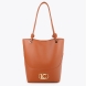 Bolso shopper elegante de la marca Lola Casademunt, modelo MARTINA. Bolso con asas superiores ajustables. Diseño minimalista en cuero sintético marrón y detalle metálico dorado en la base. Bolso Lola Casademunt MARTINA con amplio espacio interior con cierre de seguridad. Ideal para el día a día.ALTO 33cm ANCHO 36cm PROFUNDIDAD 12cm