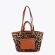 Bolso shopper de la marca Lola Casademunt, modelo MARITZA. Bolso elaborado en textil con un llamativo estampado leopardo y detalles en efecto piel marrón. Incluye asas trenzadas y cierre magnético. Bolso Lola Casademunt con bolsillo frontal con el logo en dorado. Bolso Lola Casademunt MARITZA, perfecto para un look urbano sofisticado.ALTO 24cm ANCHO 31cm PROFUNDIDAD 17cm