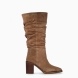 Bota de la marca ALPE, modelo CAMDEN. Botas fabricadas en ante de color marrón con putera lápiz. Interior en piel color marrón. Botas Alpe sin cierre y con un tacón de 8cm de altura. Estas botas ALPE CAMNDEN son unas clásicas, ideales para estilizar y elevar tus looks de temporada!