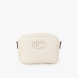 Bolso bandolera de la marca Lola Casademunt, modelo LEONARD. Bolso elaborado en polipiel de color crudo, es práctico y elegante. Confeccionado en material resistente, presenta un cierre de cremallera y detalles metálicos. Ideal para llevar lo esencial con estilo.ALTO 18cm ANCHO 25cm PROFUNDIDAD 8cm