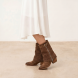 Botas de la marca Itse, modelo TOTEM. Exterior en piel con efecto troquelado color taupe con punta lápiz. Interior en piel color marrón con plantilla acolchada para máxima comodidad. Cierre con cremallera. Botas Itse con tacón de 6cm de altura. Estas botas Itse TOTEM son ideales para esta temporada!