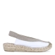 Alpargatas destalonadas de la marca Munné, modelo BENKA. Exterior en piel color blanco con punta redonda. Interior en piel color nude. Alpargata clásica con cierre elastico que va desde la pala hasta el talon.en tobillo. Alpargata con cuña de piel trenzada de 3cm de altura. Estas alpargatas Munné BENKA son ideales para esta temporada!