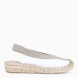 Alpargatas destalonadas de la marca Munné, modelo BENKA. Exterior en piel color blanco con punta redonda. Interior en piel color nude. Alpargata clásica con cierre elastico que va desde la pala hasta el talon.en tobillo. Alpargata con cuña de piel trenzada de 3cm de altura. Estas alpargatas Munné BENKA son ideales para esta temporada!