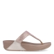 Sandalias de la marca Fitflop, modelo Lulu Crystal. Exterior en ante color taupe, decorado con brillantes. Interior en microfibra de color taupe. Suela de caucho antideslizante y planta acolchada. Cuña de 4 cm incluyendo 2,5 cm de plataforma. Con detalle de piel sintética perlada metalizada en los laterales. Fabulosas de día y de noche.