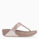 Sandalias de la marca Fitflop, modelo Lulu Crystal. Exterior en ante color taupe, decorado con brillantes. Interior en microfibra de color taupe. Suela de caucho antideslizante y planta acolchada. Cuña de 4 cm incluyendo 2,5 cm de plataforma. Con detalle de piel sintética perlada metalizada en los laterales. Fabulosas de día y de noche.