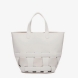 Bolso de la marca Abbacino, modelo LUANA. Bolso shopper elaborado con un piel trenzada color blanco en la parte inferior, en el que se combinan dos texturas. Bolso con forro interior y diferentes compartimentos. Cierre del bolso Binnari con cremallera. Bolso con doble asa, de mano y una bandolera regulable. Medidas del bolso: alto 29cm y ancho 37cm. Este bolso Abbacino LUANA es un complemento ideal, amplio y elegante que aportará un toque sofisticado a tus looks.