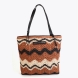 Bolso de la marca Lola Casademunt, modelo NIKA. Bolso confeccionado en efecto rafia con patrón espiga bicolor en tonos marrones. Diseño amplio con asas largas de cuero sintético. Interior forrado con cremallera y bolsillo interno. Perfecto para tu día a día. Bolso Lola Casademunt NIKA, ideal para ti!ALTO 33cm ANCHO 33cm PROFUNDIDAD 9cm