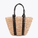 Elegante capazo de la marca Lola Casademunt, modelo ALISSA. Bolso elaborado en mimbre con detalle de asas en cuero sintético troquelado que resalta el logo de Lola Casademunt. Interior forrado con estampado animal. Ideal para un estilo veraniego chic, perfecto para la ciudad o la playa. Bolso Lola Casademunt ideal para esta temporada!ALTO 29cm ANCHO 53cm PROFUNDIDAD 19cm