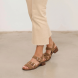 Sandalias de la marca Itse, modelo ASENA. Exterior elaborado en ante color camel con tira en pala con tachuelas y hebilla. Interior en piel color marrón. Sandalias Itse con cierre de hebilla en el tobillo y pala. Sandalias Itse con tacón de 3cm de altura. Estas sandalias Itse ASENA son un complemento clásico, ideal para esta temporada!