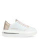Deportivas Alexander Smith modelo Lancaster. Zapatillas de piel blanca con detalles dorados en la talonera y la lengüeta. Plantilla acolchada y extraíble para ofrecer la máxima comodidad. Las deportivas Lancaster son compatibles con plantillas personales. Logo Alexander Smith en la talonera, lateral y lengüeta. Plataforma trasera de 5cm y 3,5cm elantera, pensada para las mujeres que prefieren ir más elevadas que totalmente planas. Ojales de oro rosado. Cierre con cordones blancos.