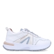 Deportivas de la marca Alexander Smith, modelo LIVERPOOL. Exterior de las deportivas en piel color blanco con detalle en gris. Interior de las deportivas en piel color camel. Cierre de las Alexander Smith con cordones y cuña de 4cm de altura. Estas deportivas Alexander Smith LIVERPOOL son unas clásicas que no te pueden faltar, te darán un estilo y comodidad única en tu día a día.