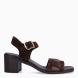 Sandalias de la marca Itse, modelo BENGU. Exterior elaborado en ante color marrón oscuro con tiira en pala. Interior en piel color marrón. Sandalias Itse con cierre de hebilla en el tobillo. Sandalias Itse con tacón de 4cm de altura. Estas sandalias Itse BENGU son un complemento clásico, ideal para esta temporada!