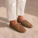 Mocasines transpirables de la marca Itse, modelo ALARA. Elaborados en ante color camel con efecto troquelado y cordones en pala. Interior en piel color camel. Suela de goma plana. Cierre con cordones. Mocasines transpirables Itse ALARA son un complemento clásico, e ideal para la comodidad de tu día a día!