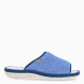 Zapatillas de casa de la marca Nordikas, modelo KAYA. Exterior de las zapatillas en toalla color azul. Interior de las zapatillas en piel troquelada color blanco. Zapatilla con suela plana. Estas zapatillas Nordikas KAYA son el complemento perfecto que garantiza comodidad y ligereza al estar por casa.