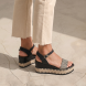 Sandalias de la marca Itse, modelo FLORA. Exterior de las sandalias en rafia color negro y blanco. Interior de las sandalias en piel color negro. Cierre de las sandalias Itse con hebilla en tobillo y cuña de 8cm de altura. Estas sandalias Itse FLORA son el complemento ideal para crear diferentes looks esta temporada, y sobre todo, gozar de una comodidad espectacular en tu día a día.