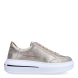 Deportivas de la marca Alexander Smith, modelo LANCASTER. Exterior en piel color platino. Interior con plantilla acolchada y extraíble para máxima comodidad. Cierre de las deportivas con cordones y plataforma de 4cm de altura. Estas deportivas Alexander Smith LANCASTER son unas clásicas, ideales para crear diferentes looks esta temporada!