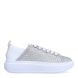 Deportiva de la marca Alexander Smith, modelo Wembley. Exterior de la deportiva de piel trenzada de color plata. Deportiva en piel color blanco en la parte del talón. Interior de la deportiva de piel de color rosa. Cierre de la deportiva con cordones de color blanco. Deportiva con plantilla extraíble. Deportiva con logotipo en la trabilla trasera. Deportiva con plataforma de 4 cm. La deportiva de Alexander Smith hace referencia al famoso estadio inglés: deportividad y elegancia se funden para dar vida a este modelo. Wembley son las zapatillas con el equilibrio perfecto entre comodidad y estilo, elegantes y sobrias pero con un toque moderno dado por los detalles que marcan la diferencia.