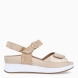 Sandalias de la marca PieSanto, modelo LEIVA. Exterior de las sandalias en piel color beig y platino con detalle en ante. Interior de las sandalias en piel color marrón. Cierre de las sandalias PieSanto con velcro en pala y hebilla en empeine. Sandalias con plataforma de 5cm de altura. Estas sandalias PieSanto Leiva son un complemento de temporada ideal para tu día a día, gracias a su ligereza, comodidad y diseño.