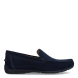 Mocasines de la marca Geox, modelo HUGO. Exterior de los mocasines en ante color azul. Interior de los mocasines en ante color camel con plantilla acolchada para máxima comodidad. Estos mocasines Geox HUGO, son unos complementos clásicos para esta temporada. No pueden faltar en tu armario!
