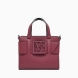 Bolso pequeño clásico de la marca Armani Exchange, modelo CELIA. Este bolso está elaborado en piel de color granate. Es un best seller que se renueva cada temporada, perfecto desde todos los puntos de vista y siempre cool: el bolso tote mediano con bandolera y banda con hebilla con logo personalizado es el accesorio que no puede faltar en el look. Medidas: altura 18cm y ancho 24cm. Bolso Armani Exchange CELIA perfecto para ti!