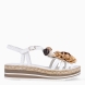 Sandalias de la marca PONS QUINTANA, modelo LOURDES. Elaborada en piel color blanco con flor en la pala y tiras trenzadas. Interior en piel color blanco. Cierre de sandalias con hebilla en la pala. Suela con cuña de 4cm de altura. Estas sandalias PONS QUINTANA LOURDES son un complemento ideal para ti!