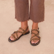 Sandalias de la marca Itse, modelo BELEN. Sandalias elaboradas en piel potro con estampado animal print de leopardo. Interior de sandalias en piel color negro. Sandalias con tiras cruzadas en pala y cierre con tres hebillas, dos en pala y una en tobillo. Sandas Itse con suela de goma plana. Estas sandalias Itse BELEN son ideales para ti!
