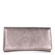 Bolso tipo cartera de la marca Munné, modelo CANDELA. Exterior de la cartera de piel de color bronce metalizado. Bolso con solapa tipo sobre con cierre de botón metálico. Medidas de 26 cm x 14 cm x 2,5 cm. El bolso tipo cartera de fiesta contine una cadena corta en el interior para colgar, y dispone de bolsillo interior con cremallera. Ideal para todos tus looks de fiesta!
