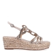 Sandalias de la marca Alma en Pena, modelo IVETT. Exterior de las sandalias en ante color taupe con tiras brillantes en formas de argollas. Interior de las sandalias en ante color taupe. Cierre de las sandalias Alma en Pena con hebilla y cuña de 6cm de altura. Estas sandalias Alma en Pena IVETT tienen el diseño que necesitas para destacar tus looks con elegancia y comodidad. No puede faltar en el armario.