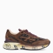 Deportiva de la marca Premiata, modelo MOERUND . Exterior de la deportiva en naylon color marrón con detalle en ante y logo lateral. Interior de la deportiva de piel de color blanco. Cierre de la deportiva con cordones de color marrón. Deportiva con plantilla acolchada para garantizar el máximo confort. Deportiva con suela de goma y estampado de marca. La deportiva MOERUND de Premiata es una deportiva ligera y cómoda, con unos detalles que la hacen diferente y especial. Ideal para marcar estilo día a día.