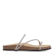 Sandalias de la marca Geox, modelo D55. Exterior en textil color taupe con tiras cruzadas brillantes. Interior en piel color taupe y suela plana. Estas sandalias Geox D55 son un complemento clásico de temporada, ideal para llevar en tu día a día!