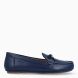 Mocasines de la marca Stonefly, modelo LOUIS. Elaborados en piel color azul efecto brillante con detalle de lazo en pala. Interior en piel color beig. Suela de goma plana. Mocasines Stonefly LOUIS, complemento ideal para tu día día, con comodidad y estilo!