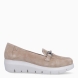 Mocasines de la marca Stonefly, modelo HELEN. Elaborados en ante color beig con tira de cadena en pala. Interior en piel color nude. Suela dentada con cuña de 4cm de altura. Estos mocasines Stonefly HELEN son un complemento ideal para tu día a día!