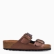 Sandalias de la marca Itse, modelo AZABU. Sandalias elaboradas en piel color marrón con efecto brillante. Sandalias con interior en corcho. Suela de goma y plana. Cierre de sandalias Itse con doble hebilla en pala. Sandalias Itse AZABU, unas clásicas para tu fondo de armario esta temporada de verano!