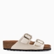 Sandalias de la marca Itse, modelo AZABU. Sandalias elaboradas en piel color oro con efecto brillante. Sandalias con interior en corcho. Suela de goma y plana. Cierre de sandalias Itse con doble hebilla en pala. Sandalias Itse AZABU, unas clásicas para tu fondo de armario esta temporada de verano!