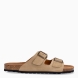 Sandalias de la marca Itse, modelo BANDRA. Exterior de las sandalias en ante color taupe con tiras en pala. Interior de las sandalias en piel color marrón. Cierre de las sandalias Itse con doble hebilla en la pala y suela plana de goma. Estas sandalias Itse BANDRA son un complemento clásico de temporada, te darán una comodidad absoluta. No te puede faltar en el armario.