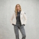Chaqueta acolchada de la marca Blauer, modelo CAMELIA. Chaqueta con ondas horizontales de corte evasé. Esta prenda icónica de Blauer asegura un calor óptimo gracias al relleno natural de pluma (90/10 gr.165). Realizado en nylon brillante color blanco con forro en contraste, capucha fija y elástico rayado, se completa con un refinado parche con purpurina. Chaqueta Blauer CAMELIA, ideal para esta temporada!