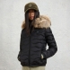 Chaqueta plumífera de la marca Blauer, modelo ALDIE. Chaqueta acolchada con ondas horizontales, embellecido con un borde de capucha en piel auténtica extraíble. Esta prenda icónica de Blauer ofrece un relleno natural (90/10 gr.175) cálido y no voluminoso. Realizado en nylon brillante color negro con forro en contraste, presenta un elegante parche con purpurina. Chaqueta Blauer ALDIE, ideal para los días fríos de esta temporada!