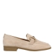 Mocasines de la marca Carmela, modelo SERENA. Exterior de los mocasines en ante color beig con detalle de adorno de cadena metálica dorada en la parte de la pala. Interior en piel color beig. Mocasines Carmela con tacón de 1cm de altura. Estos mocasines Carmela SERENA, son un complemento ideal para tu armario de temporada, te dará estilo y comodidad en tu día a día.