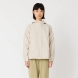 Chaqueta lisa de la marca Tanta, modelo NIMBUSELLE. Chaqueta impermeable ligera y moderna confeccionado en poliuretano fino color taupe. Una versión más liviana de nuestro material icónico, ideal para los días cálidos y húmedos de primavera y verano. 100 % waterproof, con todas las costuras selladas, presenta una silueta joven y un bajo redondeado, ideal para el uso diario en días de lluvia y temperaturas suaves. Chaqueta Tanta NIMBUSELLE ideal para esta temporada!