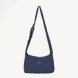 Bolso de la marca Tanta, modelo KUHIRÓ. Este bolso Tanta Kuhiró es un bolso de tamaño medio fabricado en Softshell ligero color azul marino con un acabado repelente al agua duradero. Los detalles del bolso Tanta incluyen un diseño curvado, una correa ajustable y un compartimento principal con una gruesa cremallera. Este modelo Kuhiró de Tanta, es un bolso versátil que puede llevarse al hombro o cruzado. Medidas: alto 22cm y ancho 32cm.