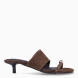 Sandalias de la marca Isteria, modelo DEBRA. Sandalias elaboradas en ante color marrón con doble tira en pala, una delgada con tachuelas y anillo en el dedo. Sandalias con tacón de 4cm de altura. Sandalias Isteria DEBRA, complemento ideal para estilizar tus looks de temporada!